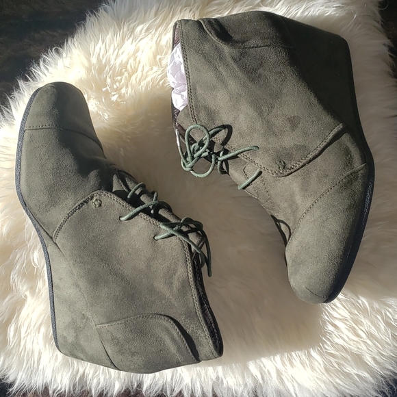 Forever 21 Patricia Lace Up Wedge Boot Olive Green 10M - Picture 2 of 9